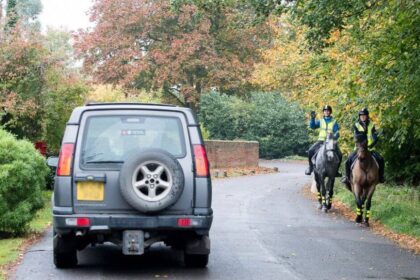 How should you overtake horses image country lane